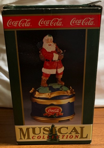3030-1 € 27,50 coca cola muziekdoos kerstman op wereldbol ca 18 cm hoog